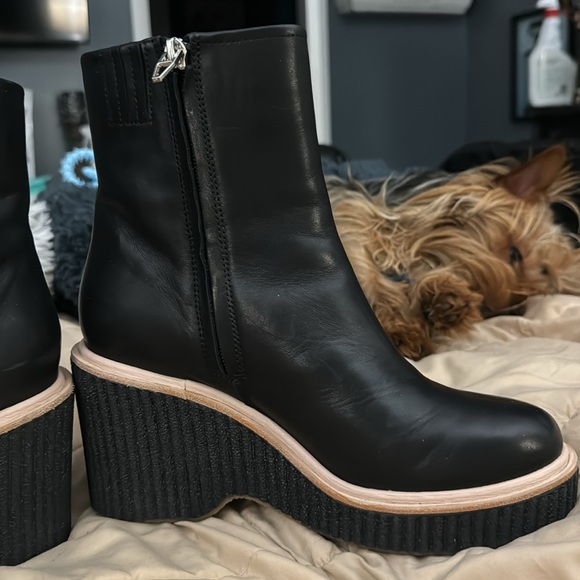 DOLCE VITA WOMENS BLACK W/TAN PIPING AROUND THE BOOT. EUC, WORN TWICE. SZ 6 - Picture 3 of 6